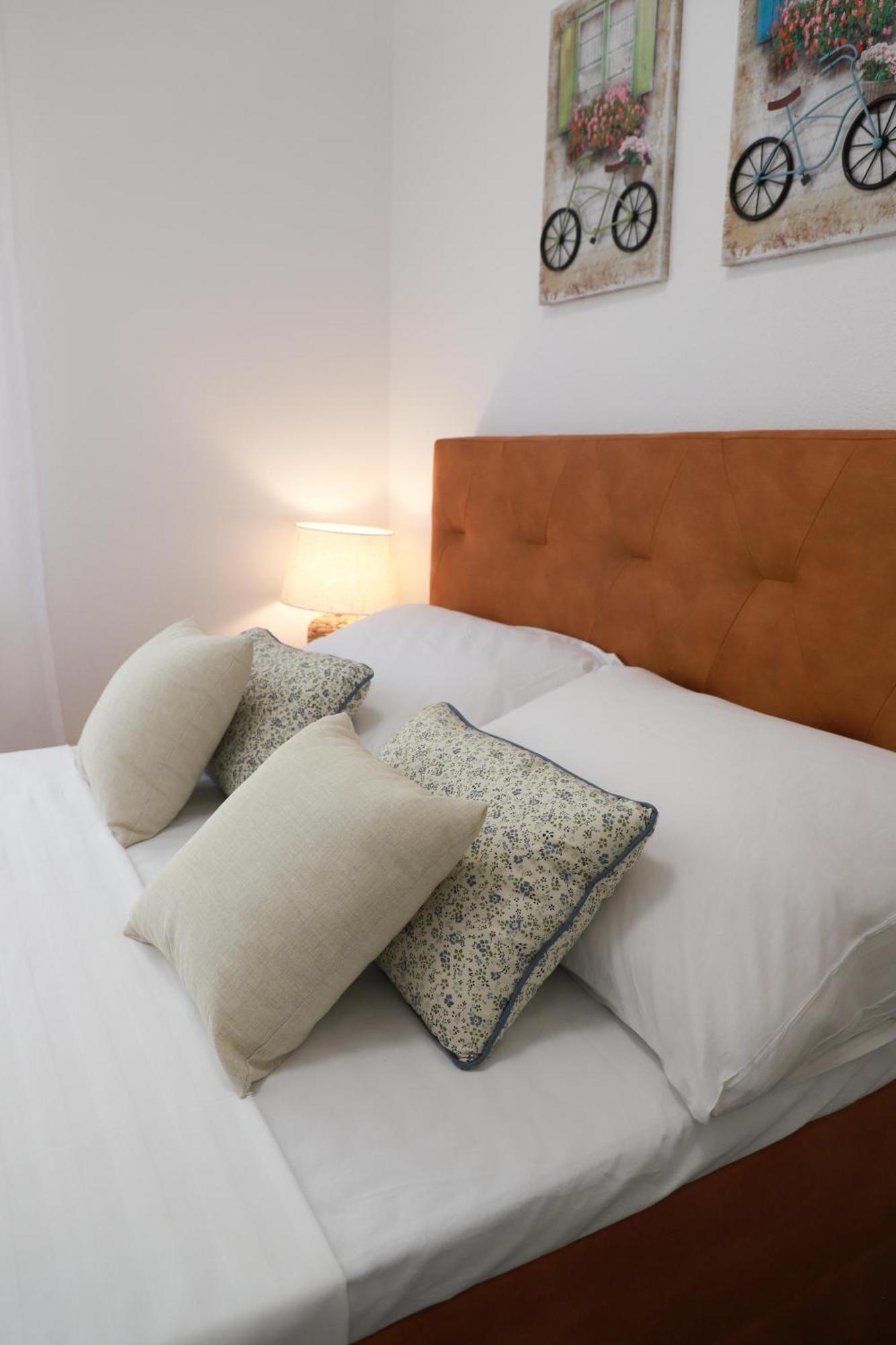 Holiday Apartments Ivano & Leo - Private Parking 扎达尔 外观 照片