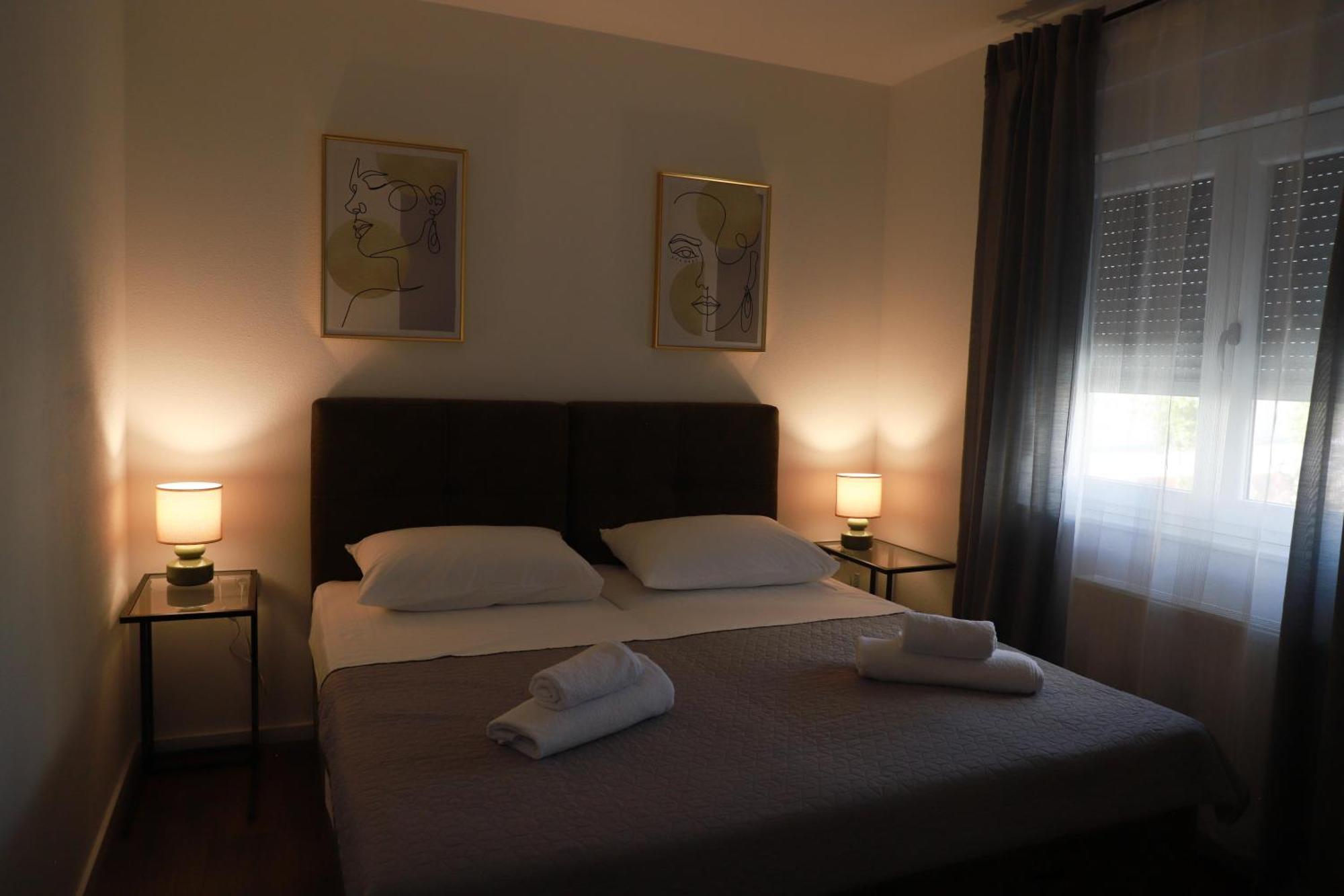 Holiday Apartments Ivano & Leo - Private Parking 扎达尔 外观 照片