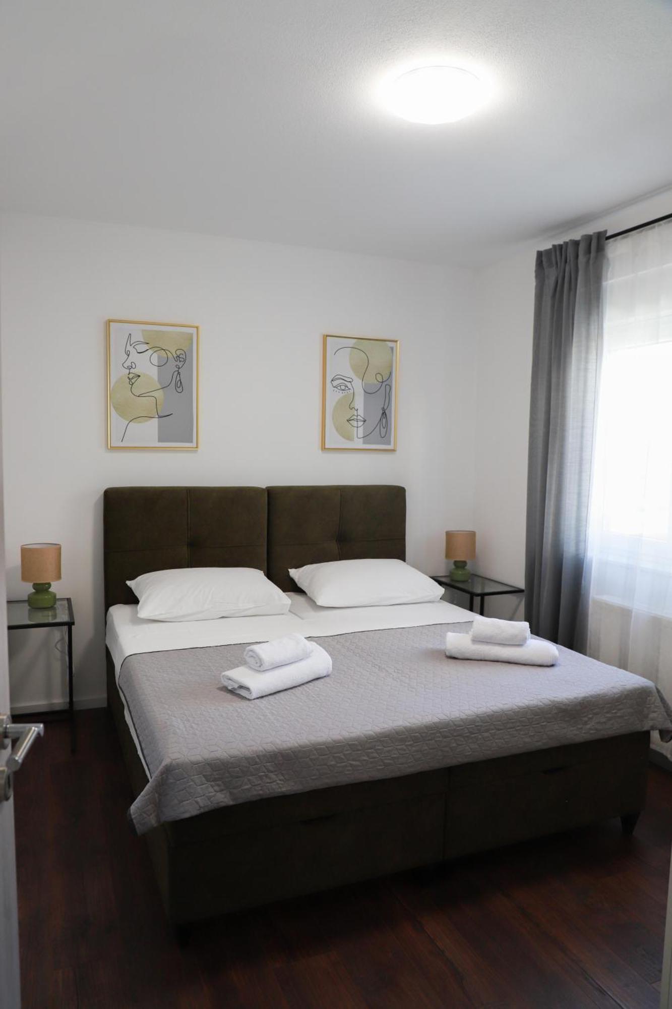 Holiday Apartments Ivano & Leo - Private Parking 扎达尔 外观 照片