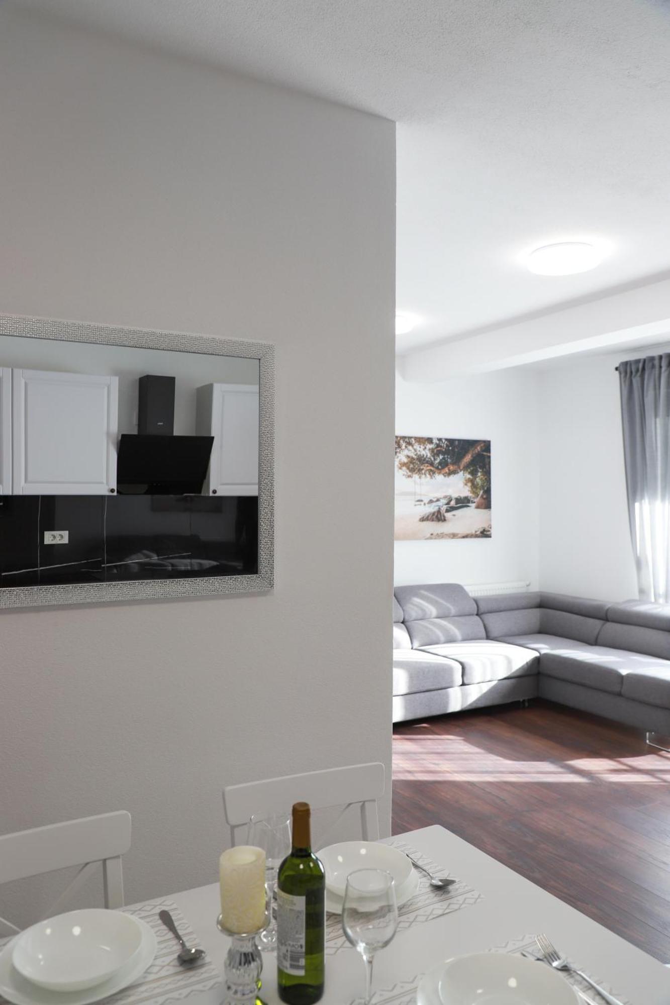 Holiday Apartments Ivano & Leo - Private Parking 扎达尔 外观 照片