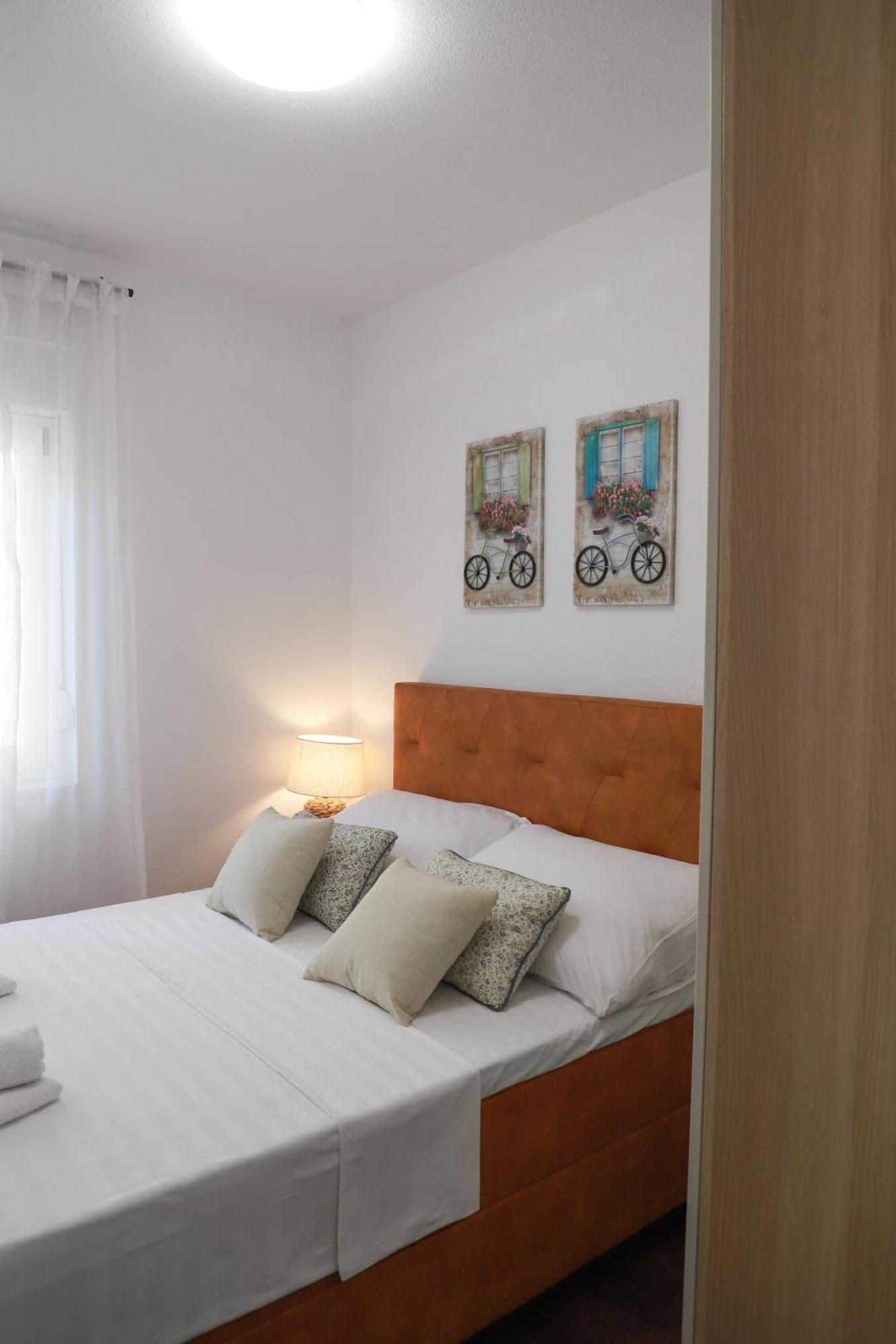 Holiday Apartments Ivano & Leo - Private Parking 扎达尔 外观 照片