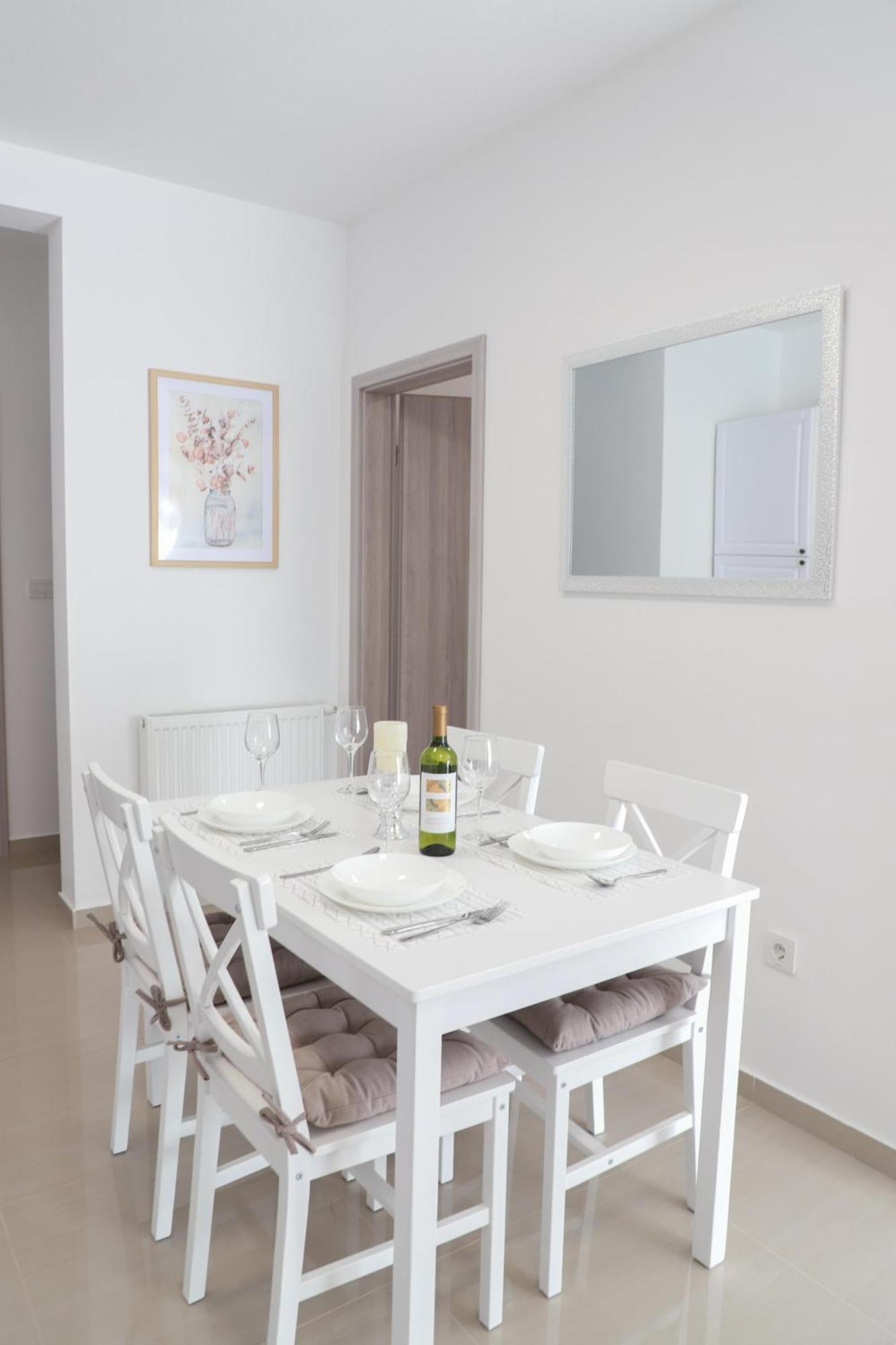 Holiday Apartments Ivano & Leo - Private Parking 扎达尔 外观 照片