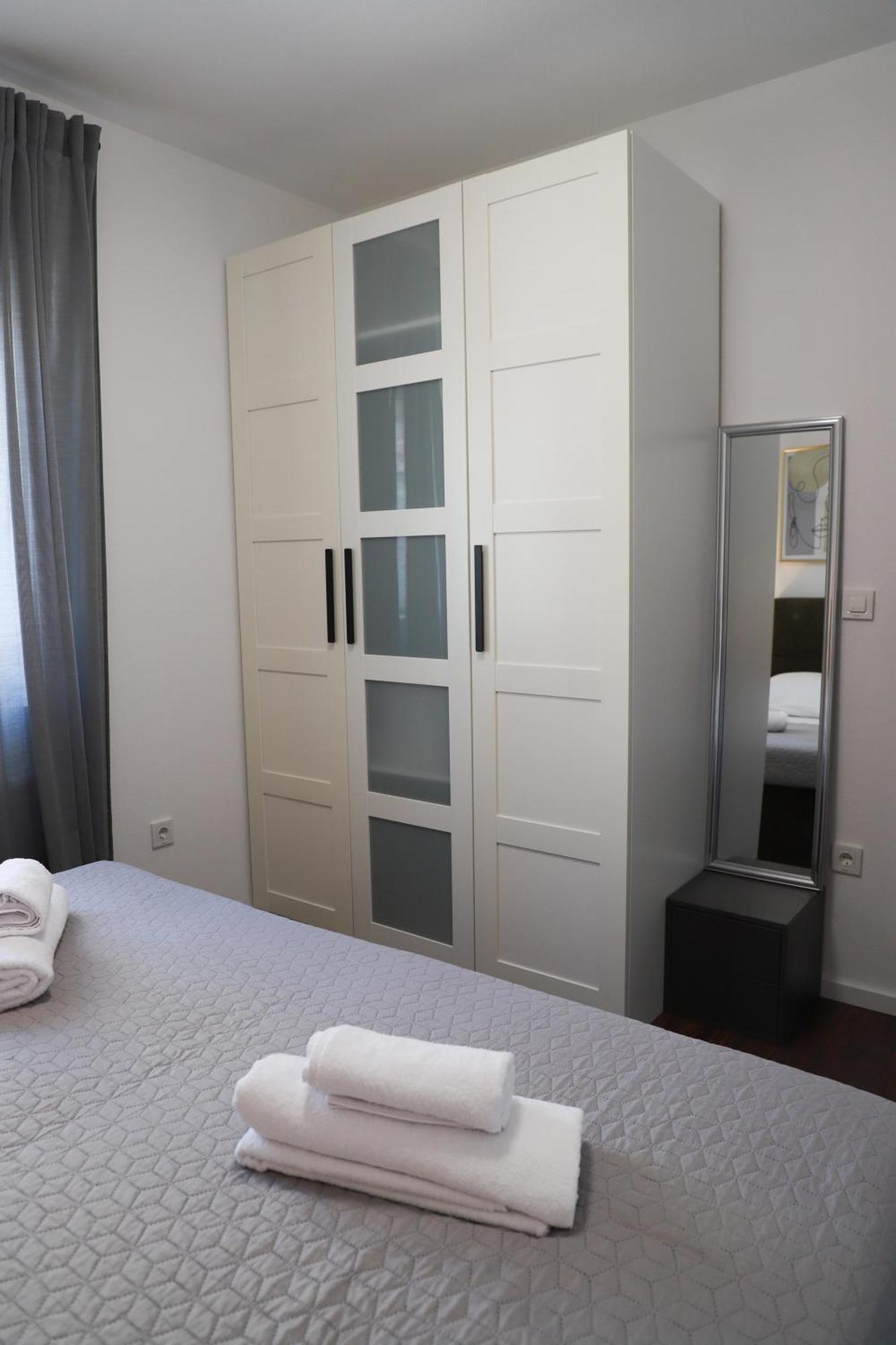 Holiday Apartments Ivano & Leo - Private Parking 扎达尔 外观 照片