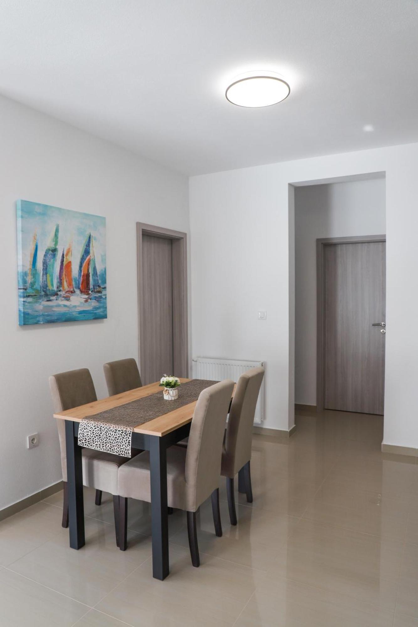 Holiday Apartments Ivano & Leo - Private Parking 扎达尔 外观 照片