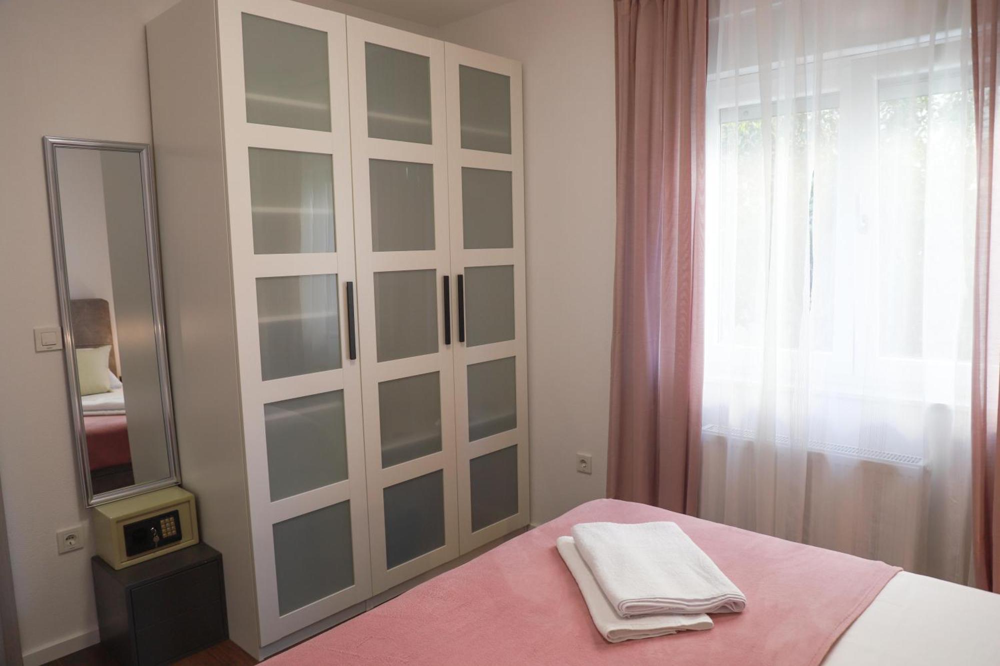 Holiday Apartments Ivano & Leo - Private Parking 扎达尔 外观 照片
