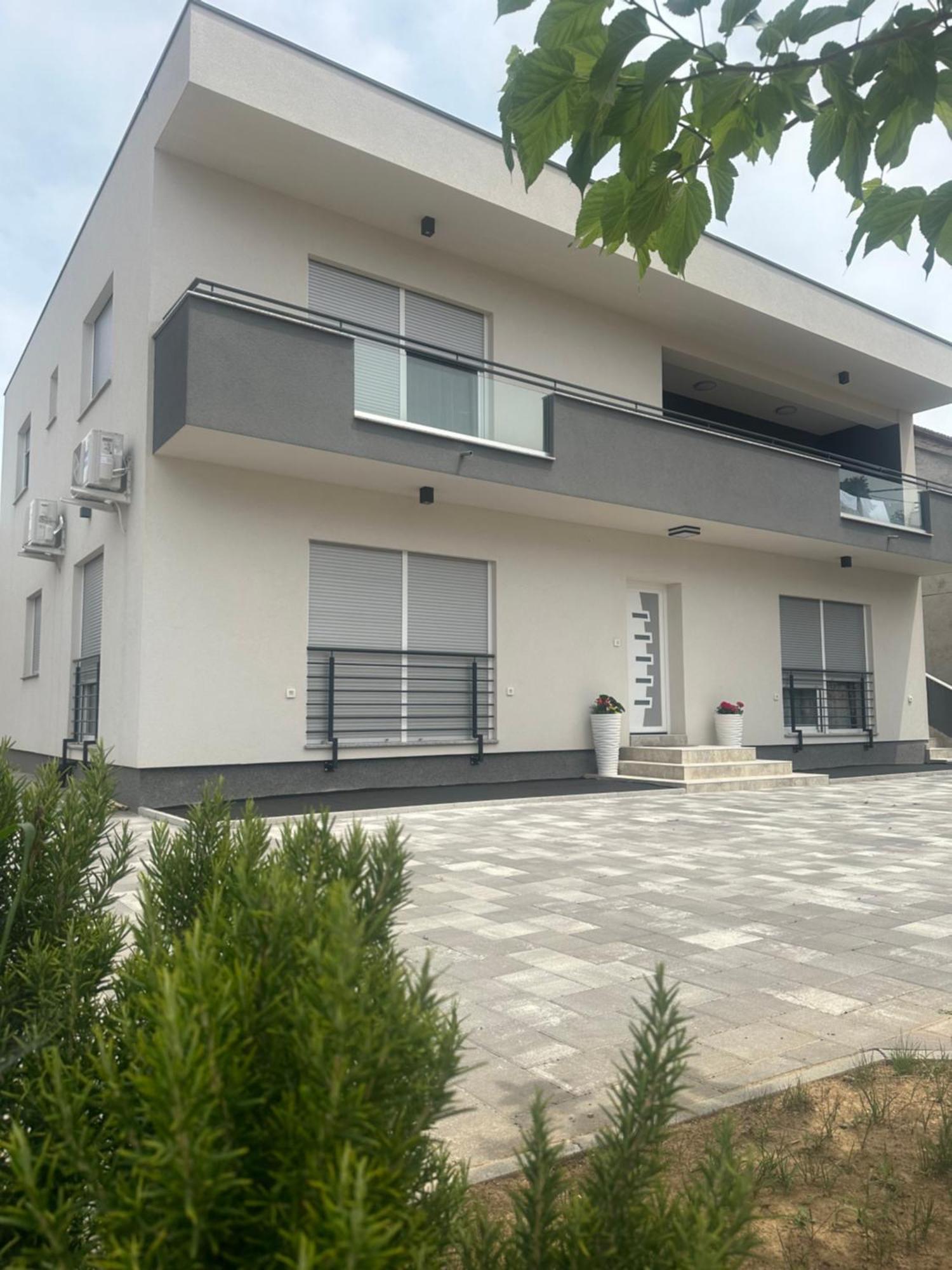 Holiday Apartments Ivano & Leo - Private Parking 扎达尔 外观 照片